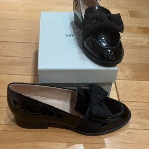 Bandolino Glossy Black Loafers with Bow Accent. Brand new in box. Kids size 3.5